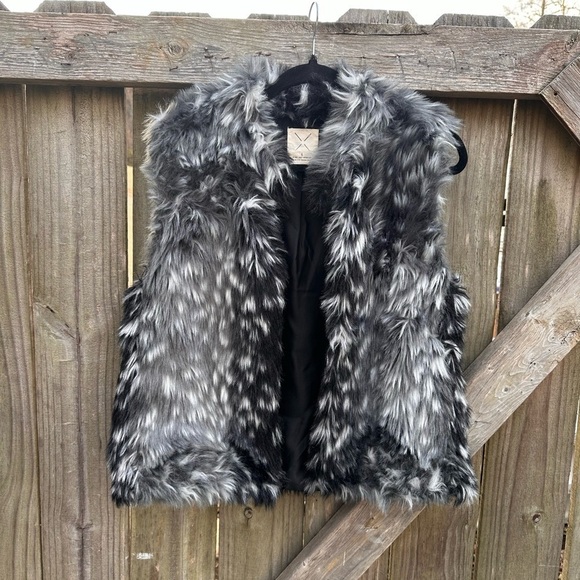 Pins & Needles Anthropologie Faux Fur Fluffy Animal Print Sweater Vest - Picture 3 of 8